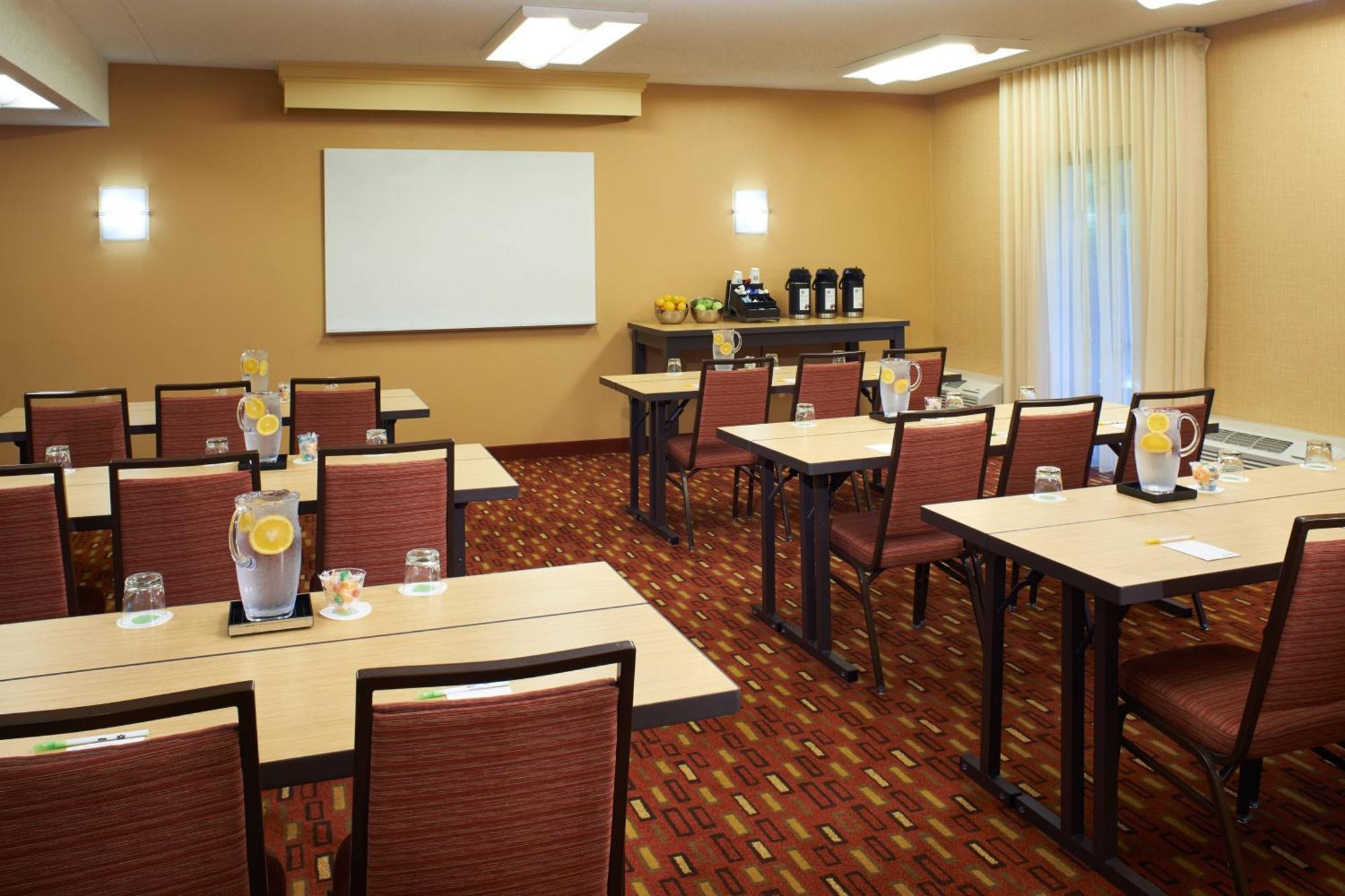 Отель Courtyard By Marriott Lexington North Экстерьер фото