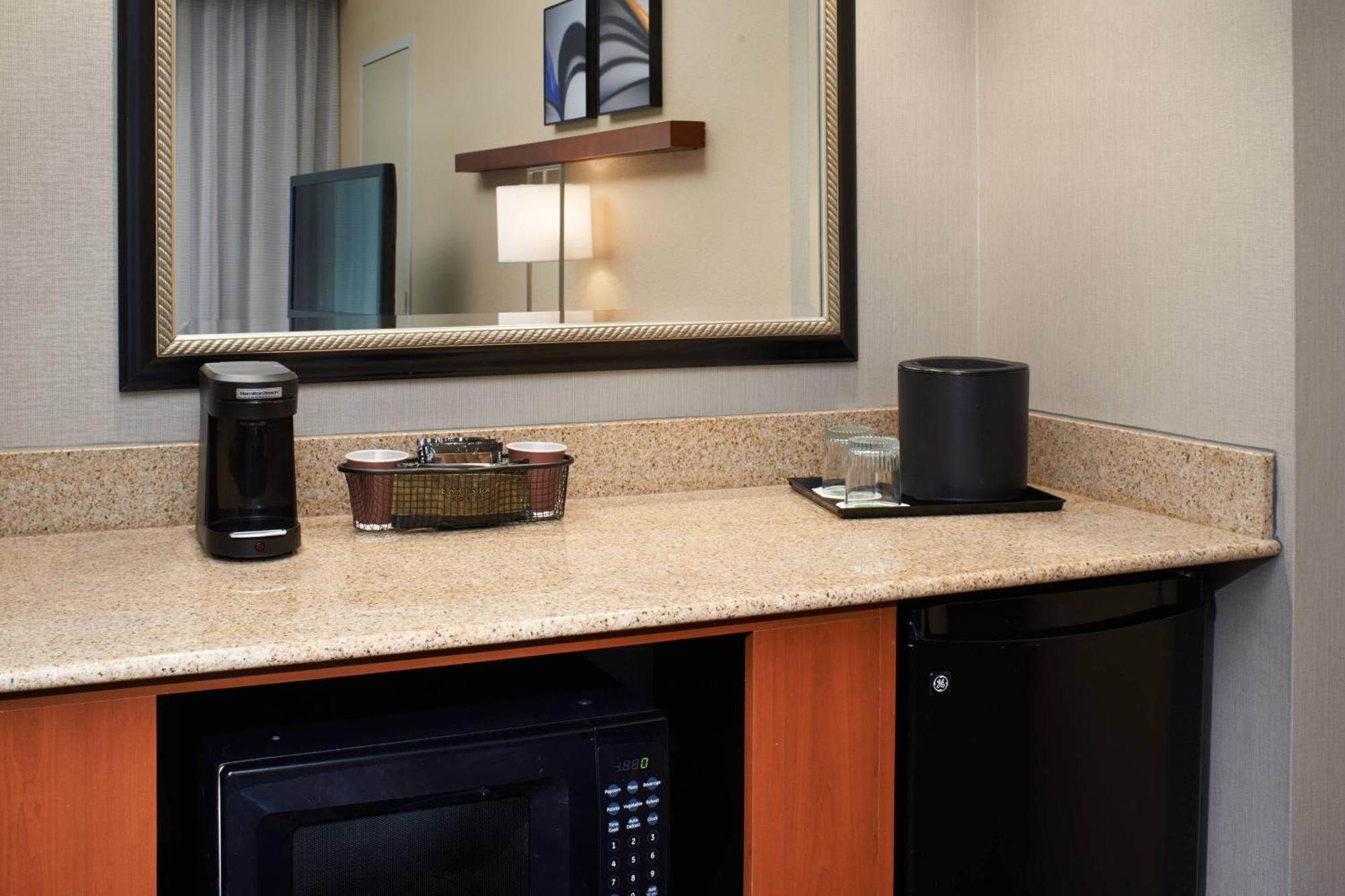 Отель Courtyard By Marriott Lexington North Экстерьер фото