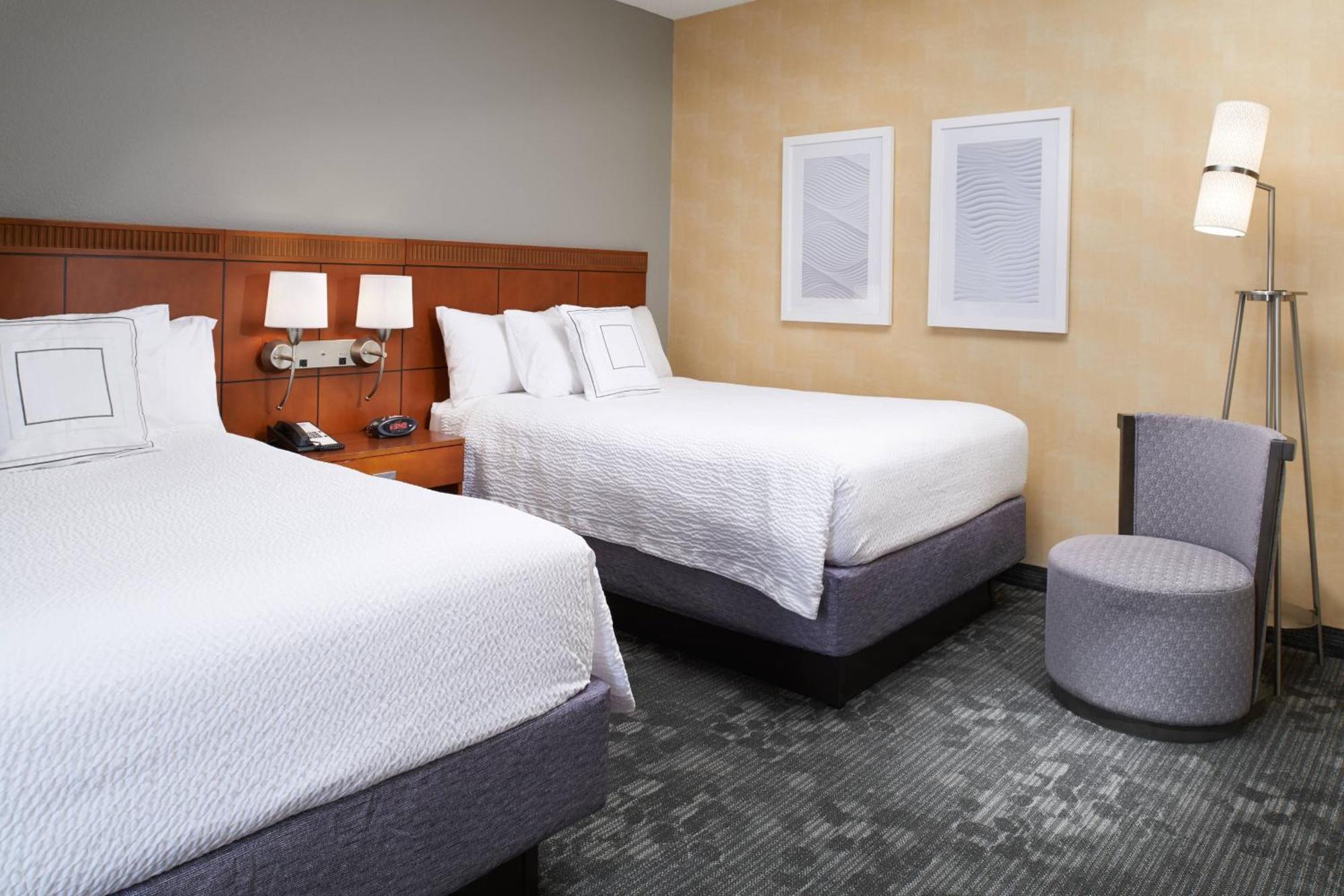 Отель Courtyard By Marriott Lexington North Экстерьер фото