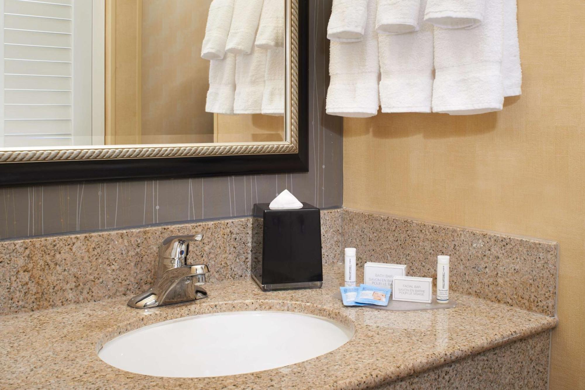 Отель Courtyard By Marriott Lexington North Экстерьер фото